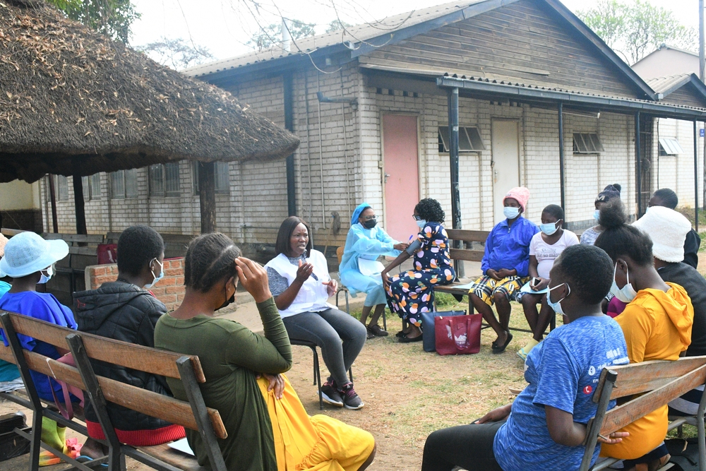 MSF puso en marcha un proyecto que brinda apoyo a madres adolescentes en Mbare, Zimbabue