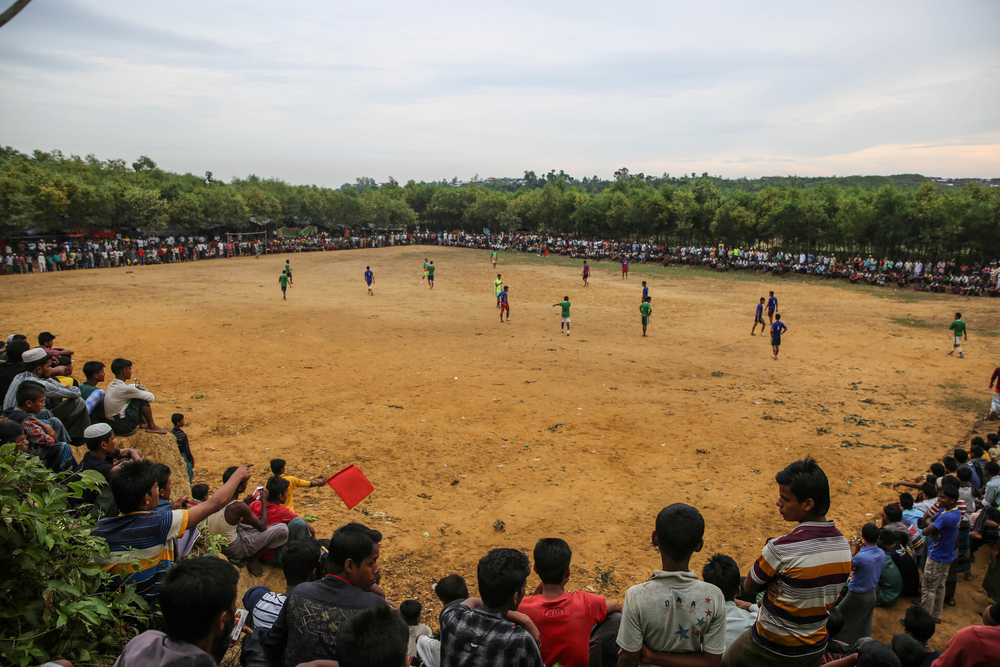 Personas refugiadas rohingyas se reúnen para jugar al fútbol en el campo de Tasnimarkhola, en Bangladesh. Noviembre 2017