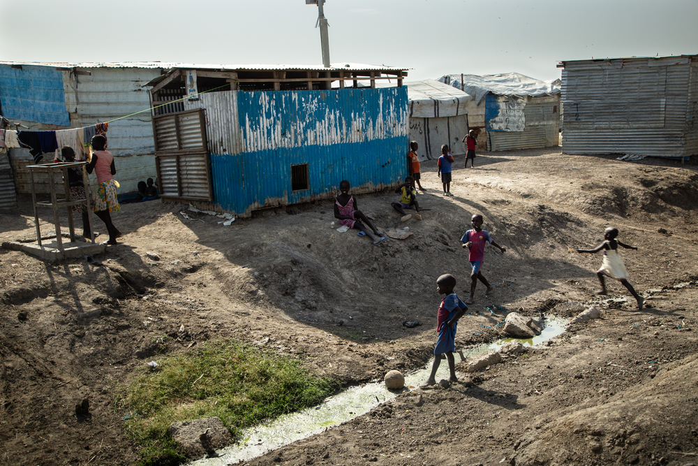 Niños juegan en el campo de Protección de Civiles en la ciudad de Malakal, Sudán del Sur