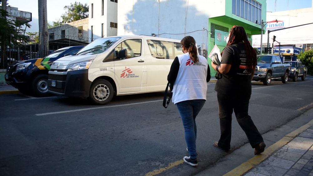 El equipo de divulgación de MSF visita a las trabajadoras del sexo para explicarles que las puertas de la clínica están abiertas para ellas