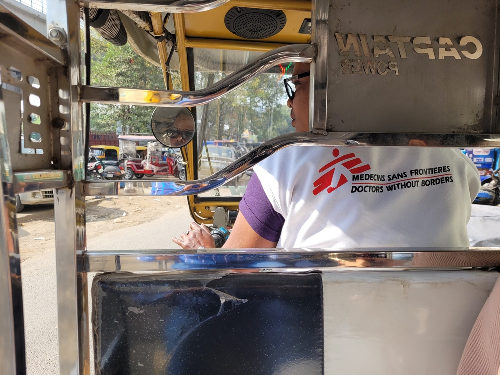 Fátima es trabajadora de MSF y la primera conductora de E-rickshaw en India