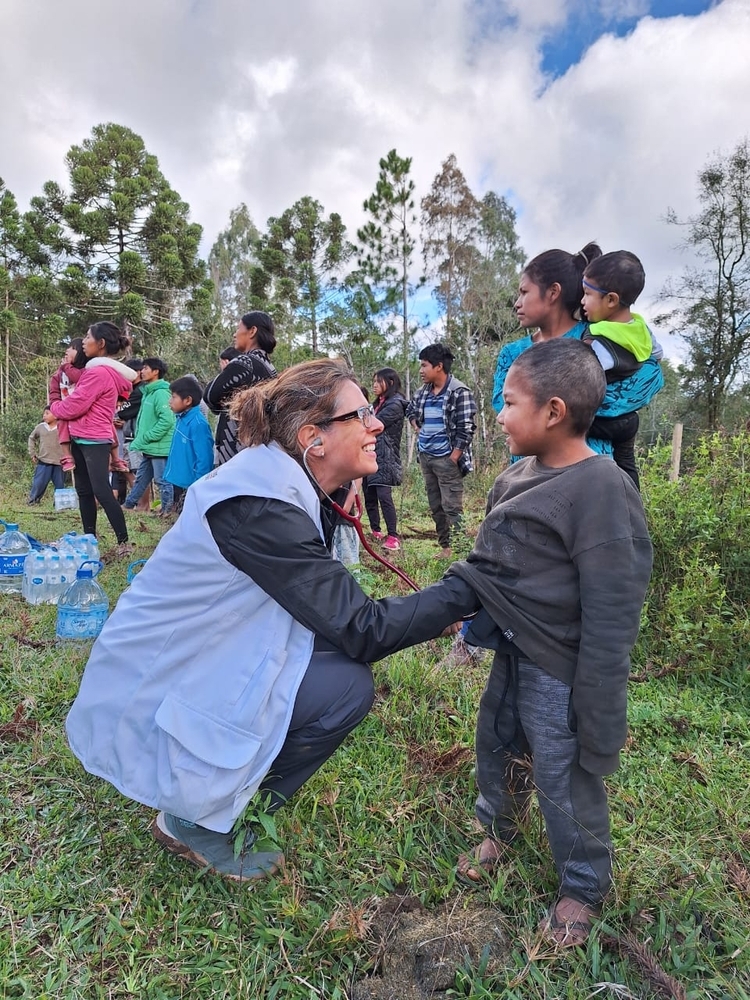 Una médica de MSF tratando a un menor en Brasil.