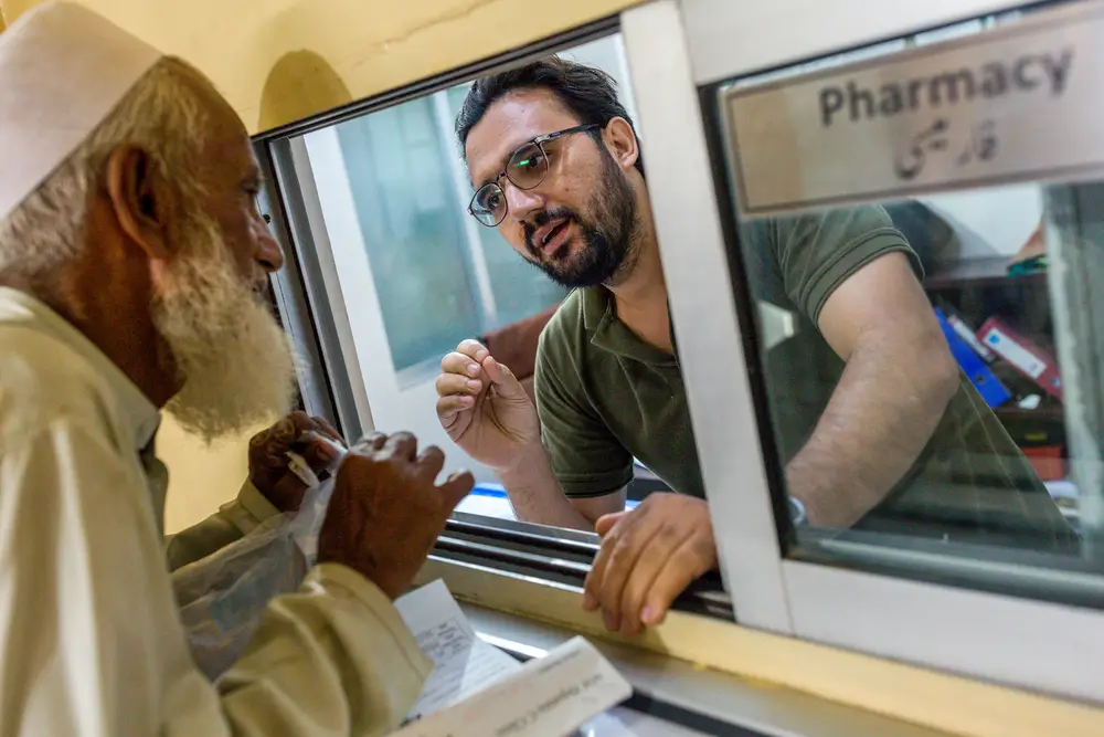 Paciente de 65 años, acude a recoger su medicamento contra la hepatitis C en la farmacia de la clínica de MSF en Machar Colony, Karachi. © Asim Hafeez