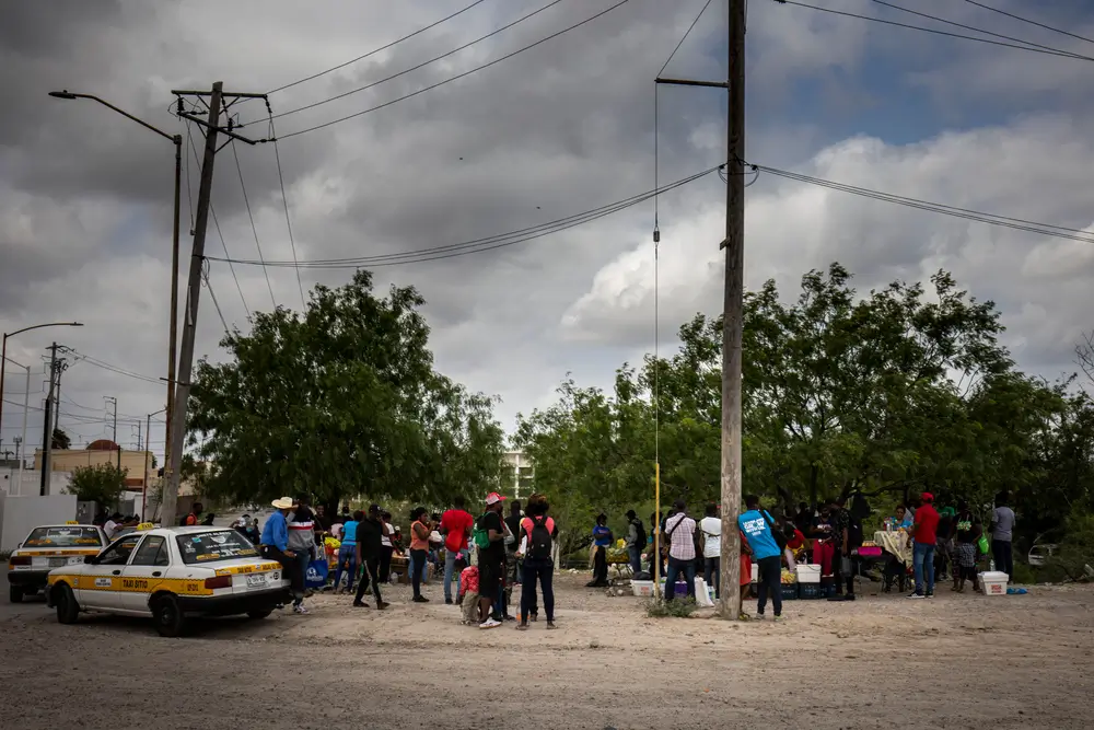 Personas migrantes reunidas en Reynosa, México.
