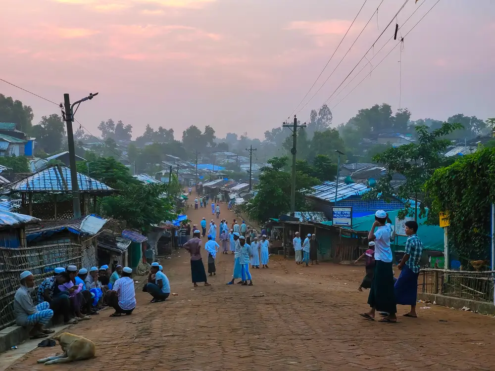Reunión de población rohingya dentro del campo de Cox's Bazar.