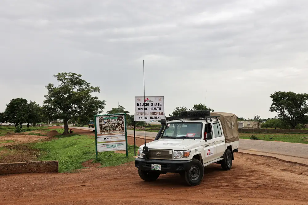Un vehículo de Médicos Sin Fronteras fuera del hospital de Ganjuwa, Nigeria.