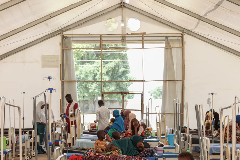 Interior de la carpa del centro de alimentación terapéutica para pacientes hospitalizados en el hospital de Ganjuwa, Nigeria.