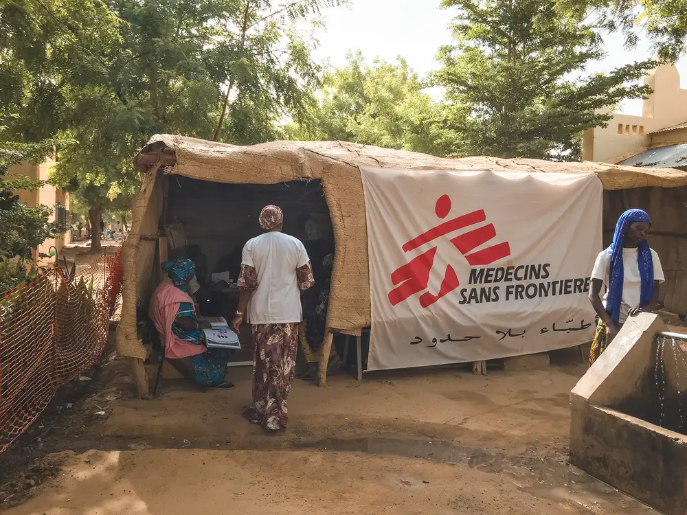 Vista exterioro del puesto de salud de Médicos Sin Fronteras en un campo de personas desplazadas en el norte de Mali.