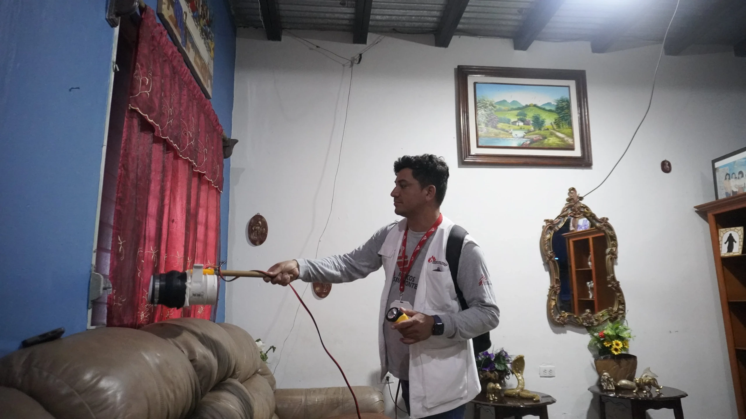 Recolección de mosquitos enun hogar de Tegucigalpa para llevarlos al laboratorio y verificar si son portadores de Wolbachia.