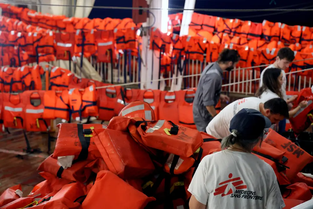Equipo de MSF a bordo del barco de Búsqueda y rescate Geo Barents ordena los chalecos salvavidas.