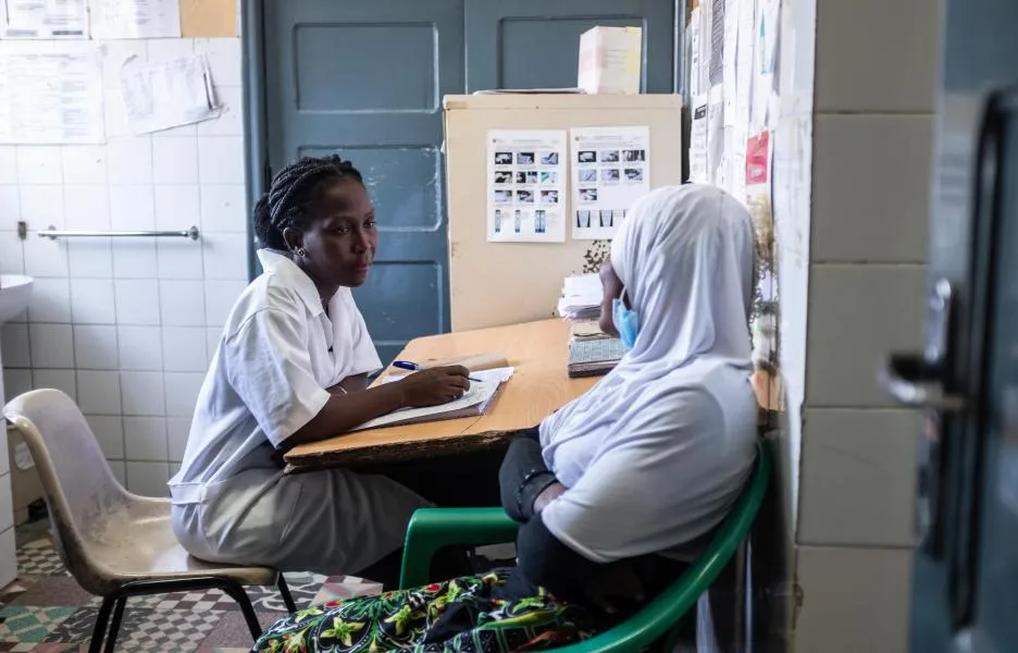 Judite* habla con una comadrona en el centro de salud de Chingussura, en Beira (Mozambique), donde MSF colabora con el personal del Ministerio de Salud para prestar servicios de atención al aborto seguro y maternidad.