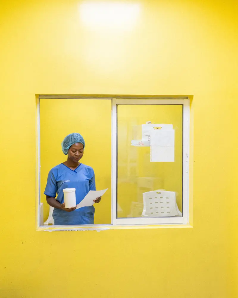 Perpetua, enfermera en el laboratorio del centro de atención obstétrica y neonatal de emergencia integral construido por MSF en el Hospital Nilefa Keji en Maiduguri, estado de Borno, Nigeria.
