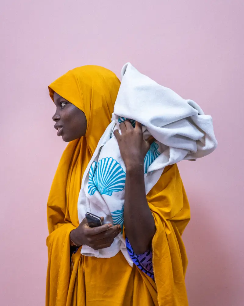 Farriba Umar con el bebé de su hermana en el centro de atención obstétrica y neonatal de emergencia construido por MSF en el Hospital Nilefa Keji en Maiduguri, estado de Borno, Nigeria. 