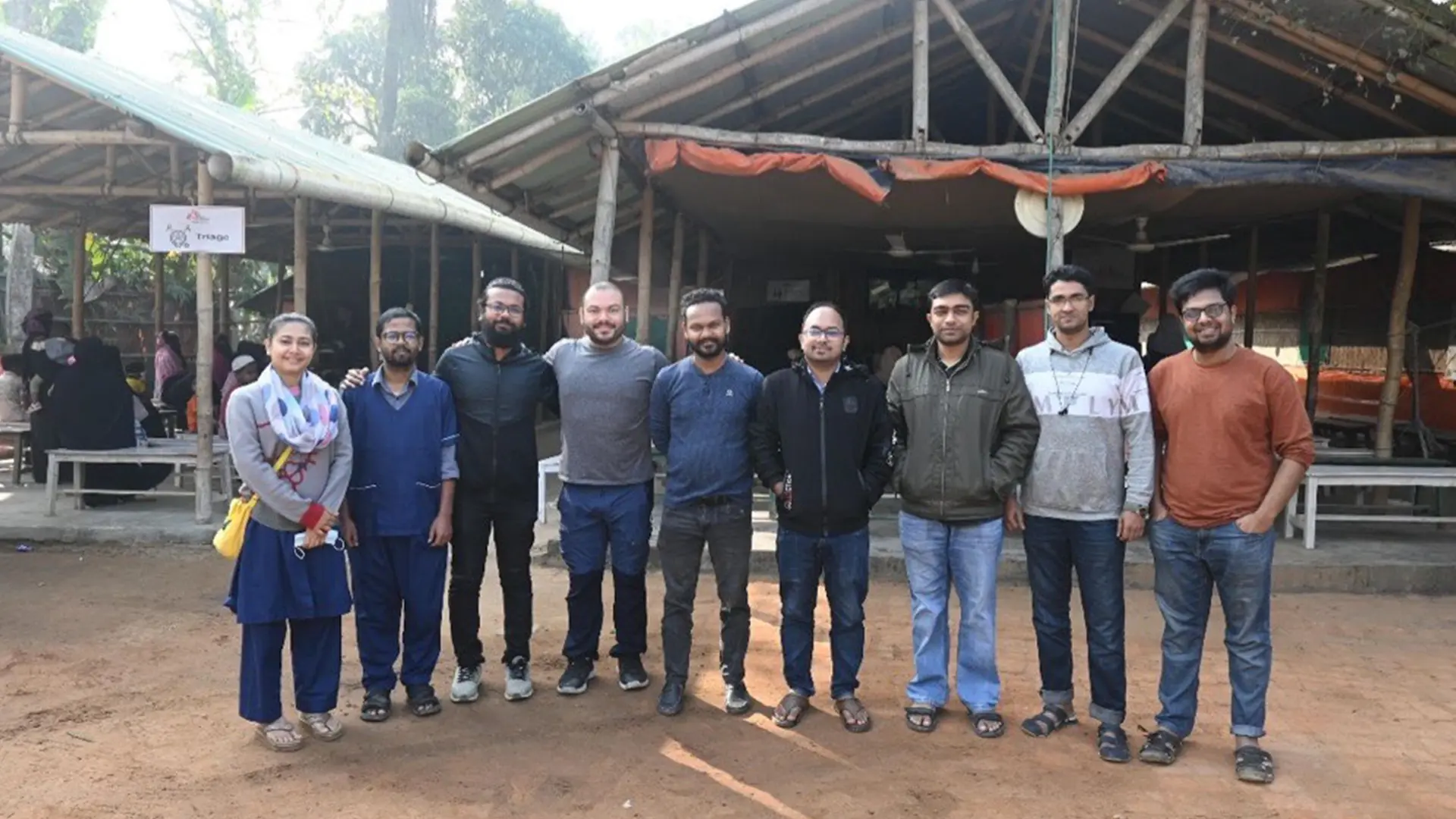 Levi Román, pediatra mexicano y suscolegas en la clínica materno infantil en Cox's Bazar, Bangladesh.