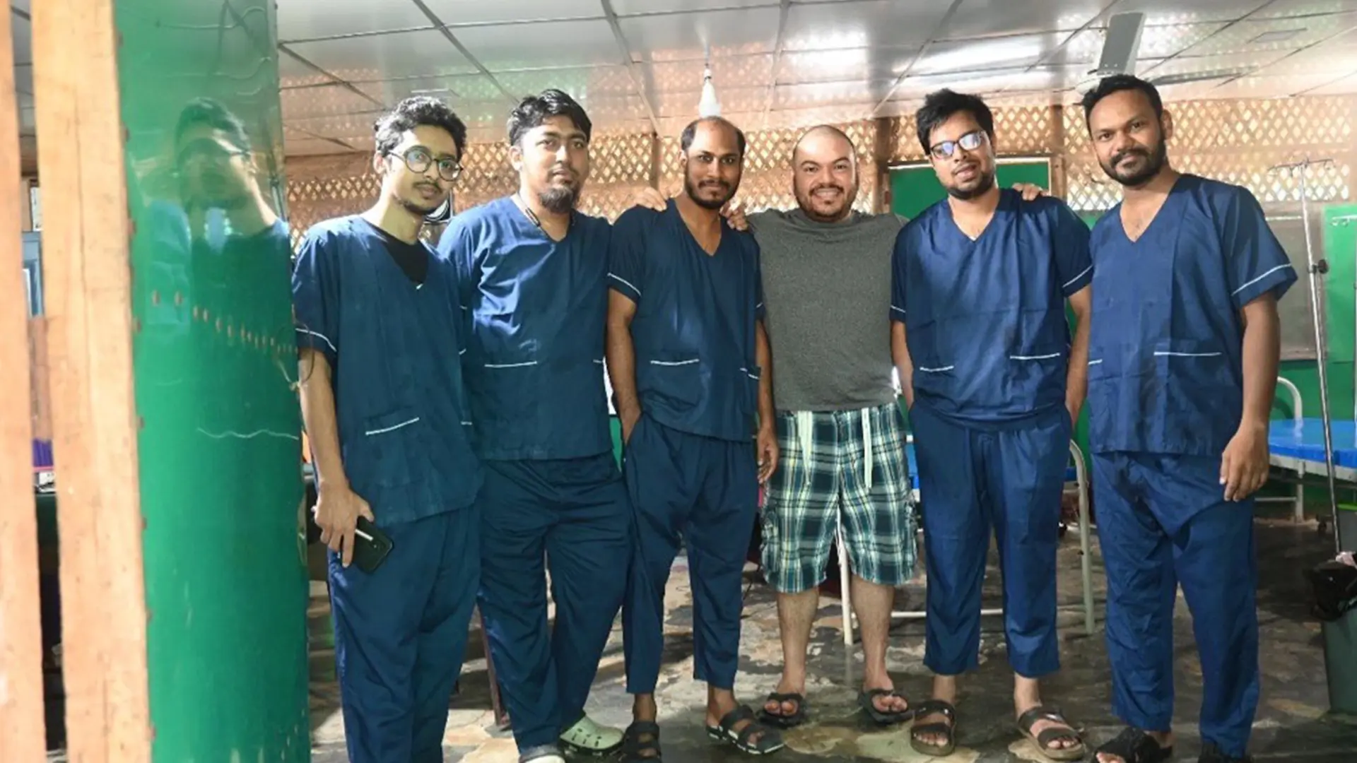 Levi Román, pediatra mexicano y suscolegas en la clínica materno infantil en Cox's Bazar, Bangladesh.