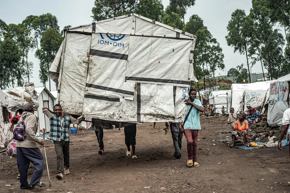 Habitantes del campo para personas desplazadas de Kashaka moviendo en refugio para evitar que sea saqueado.