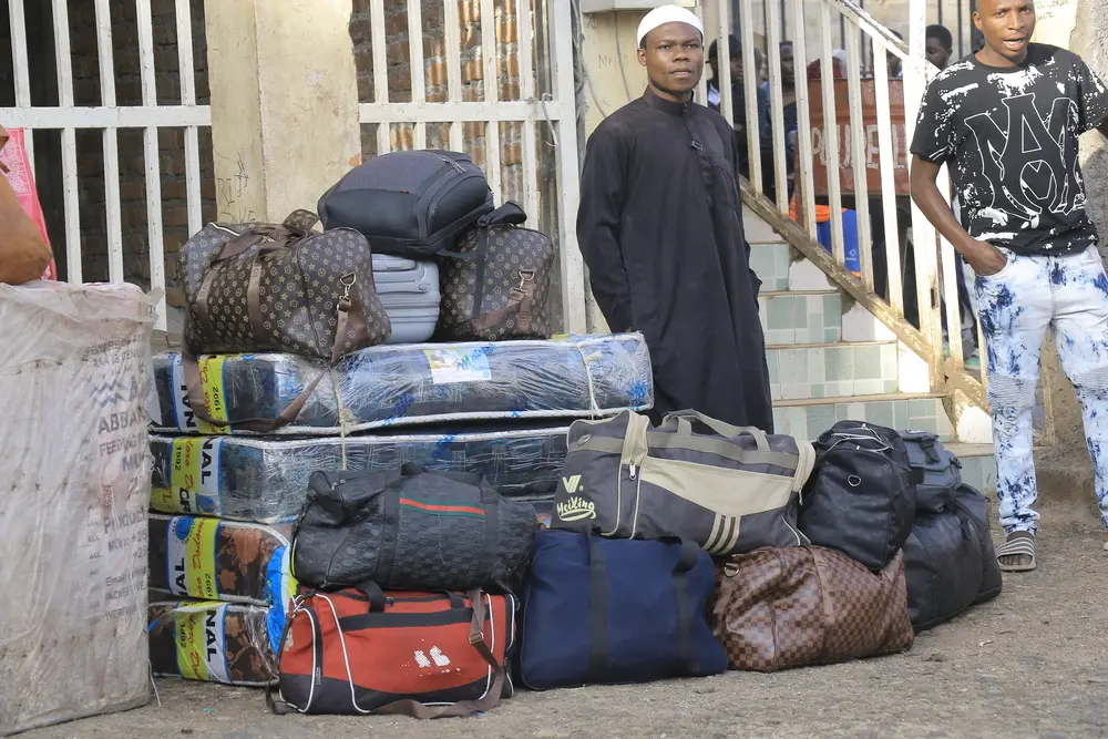 Una familia esperando tomar un bote para huir de los combates al este de la RDC - República Democrática del Congo.