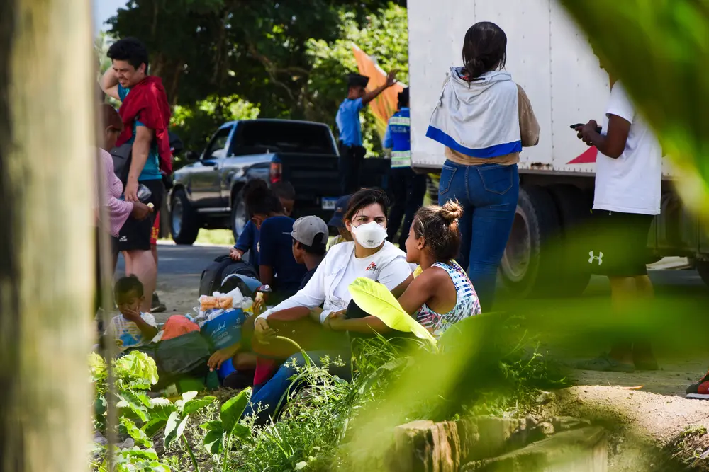 Foto de archivo: Integrante de MSF atendiendo a población migrante en Danlí en 2023. El trabajo de Pablo Chavarría como logista hondureño de MSF es vital para acercar esta atención a las personas.