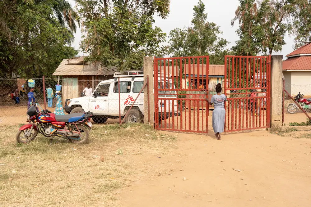Un automóvil de MSF saliendo del Hospital General de Angumu, provincia de Ituri, RDC.