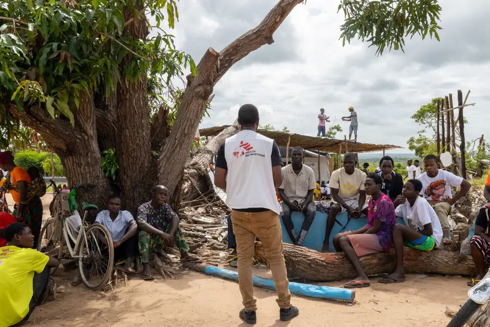 promotor de salud mental de MSF, explica cómo reconocer los problemas de salud mental y acceder a la atención. El impacto psicológico de los ciclones, intensificado por el cambio climático, deja a muchas personas con ansiedad, dolor e incertidumbre sobre el futuro.