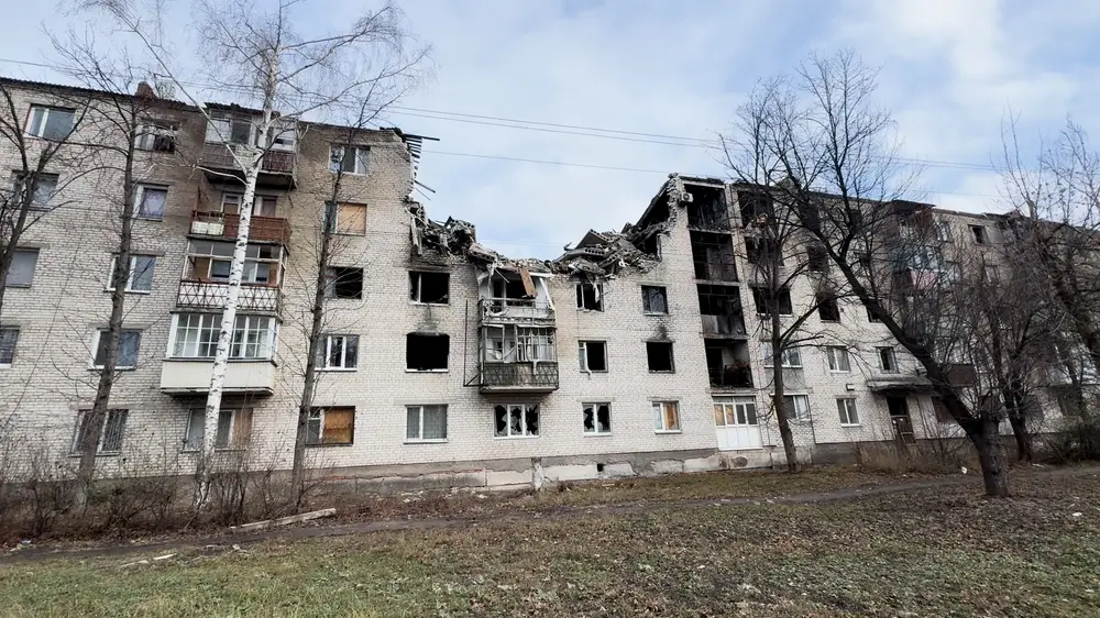 Un edificio de apartamentos con daños por bombardeos cerca de Dobropillya. Óblast de Donetsk, Ucrania, marzo de 2025.