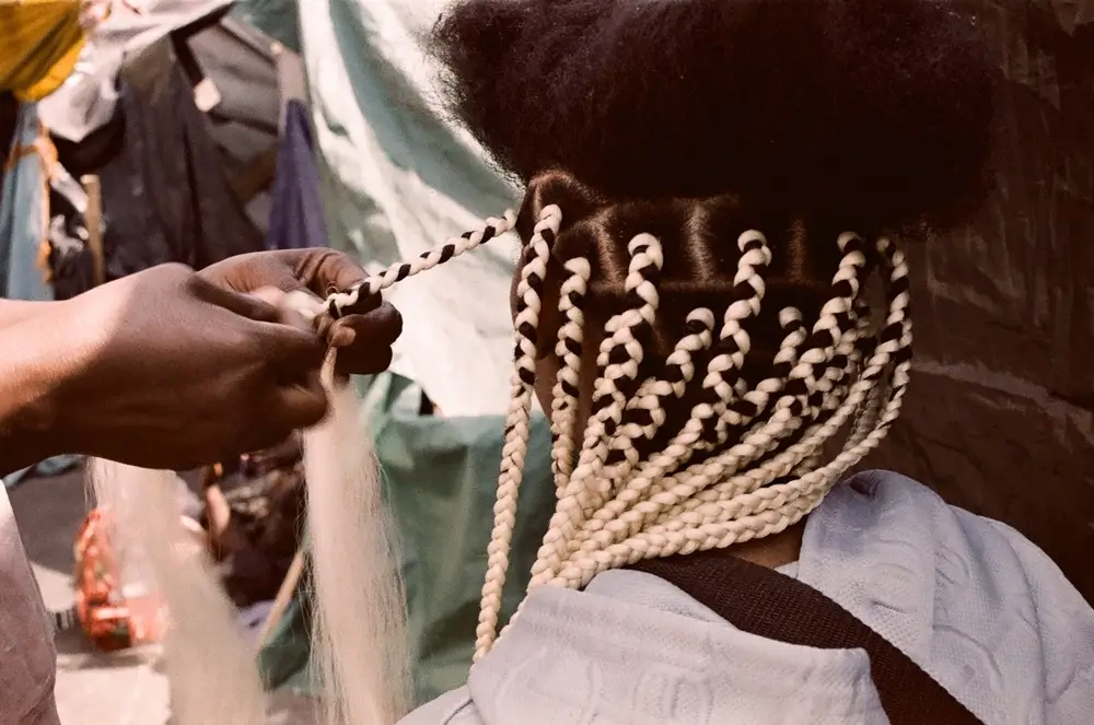 A Djanina se le quiebra la voz al recordar el viaje extracontinental que ella y su esposo han emprendido. "Esto es lo peor que he hecho en mi vida.