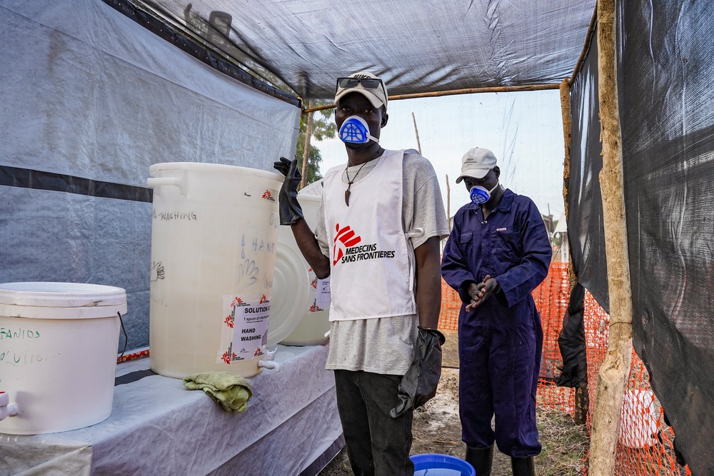 Personal de MSF clora el agua para garantizar que sea segura para su uso. Posteriormente lo distribuyen a distintos puntos dentro del Centro de Tratamiento del Cólera (CTC) para mantener la higiene y prevenir la propagación de la infección.