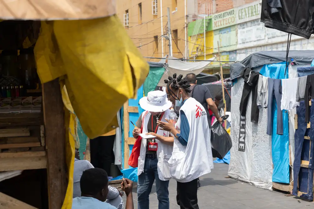 Trabajadores de MSF hablan con un grupo de migrantes asentados en la Plaza de la Soledad, Ciudad de México.