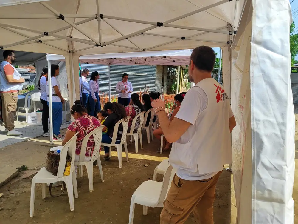 Un equipo de MSF brinda atención médica, métodos de planificación familiar y atención psicológica en un asentamiento de Arauca.