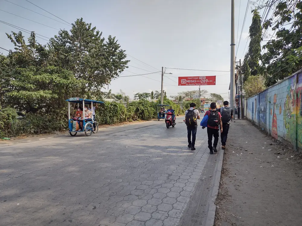 En Tecún Umán, Guatemala, miles de personas que se dirigen al norte intentan a diario cruzar por peligrosos puntos informales, lejos del radar de las autoridades migratorias.