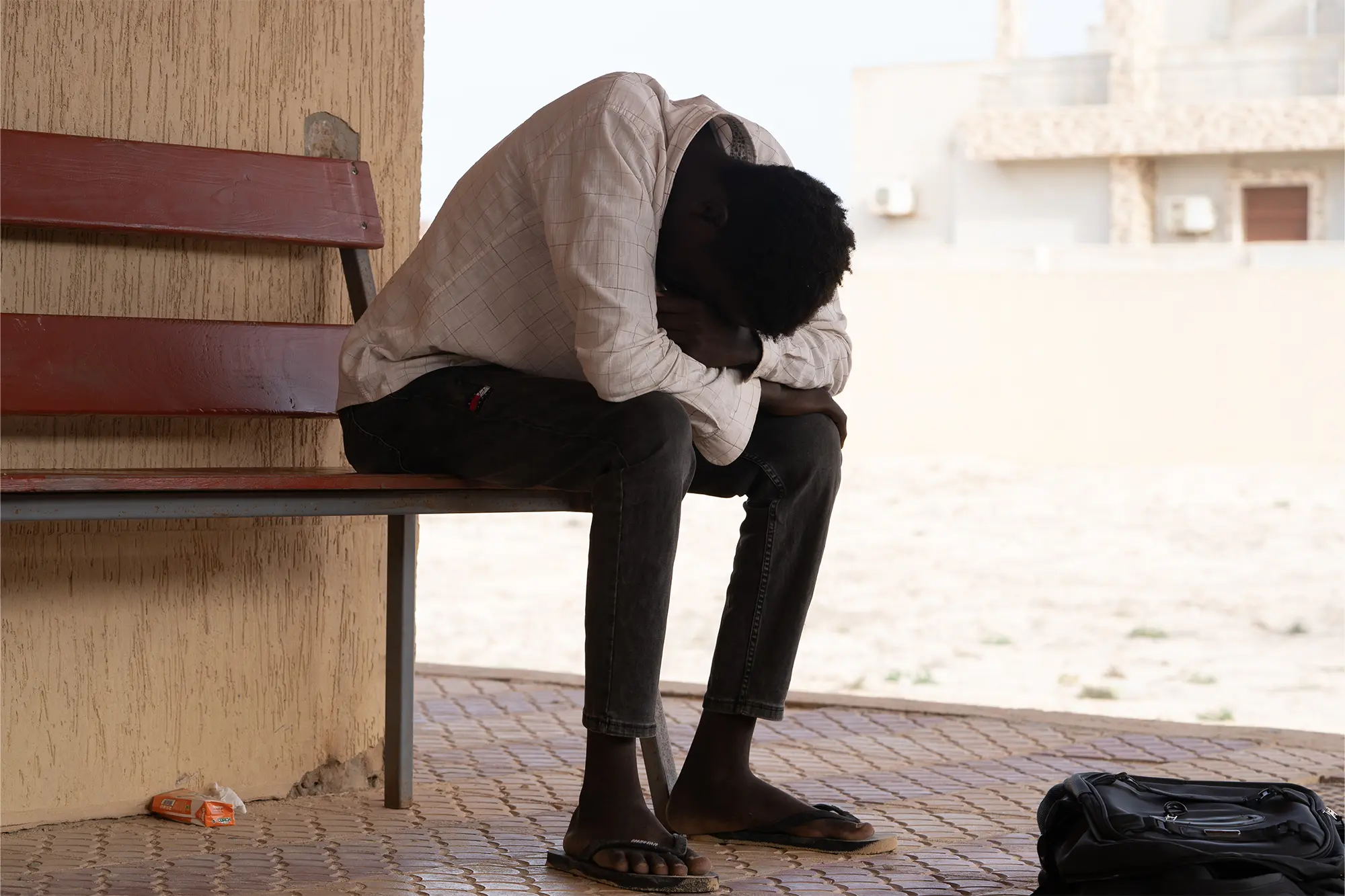 Un hombre espera en uno de los centros de salud donde MSF brinda atención en la ciudad de Zuwara, al oeste de Libia.