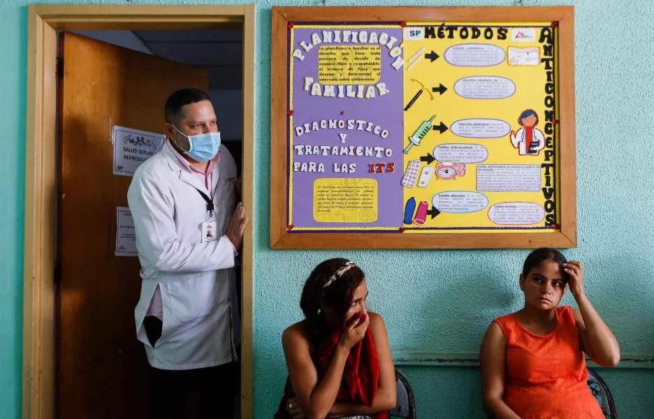 Las pacientes esperan su consulta de salud sexual y reproductiva en Tumeremo, Venezuela.