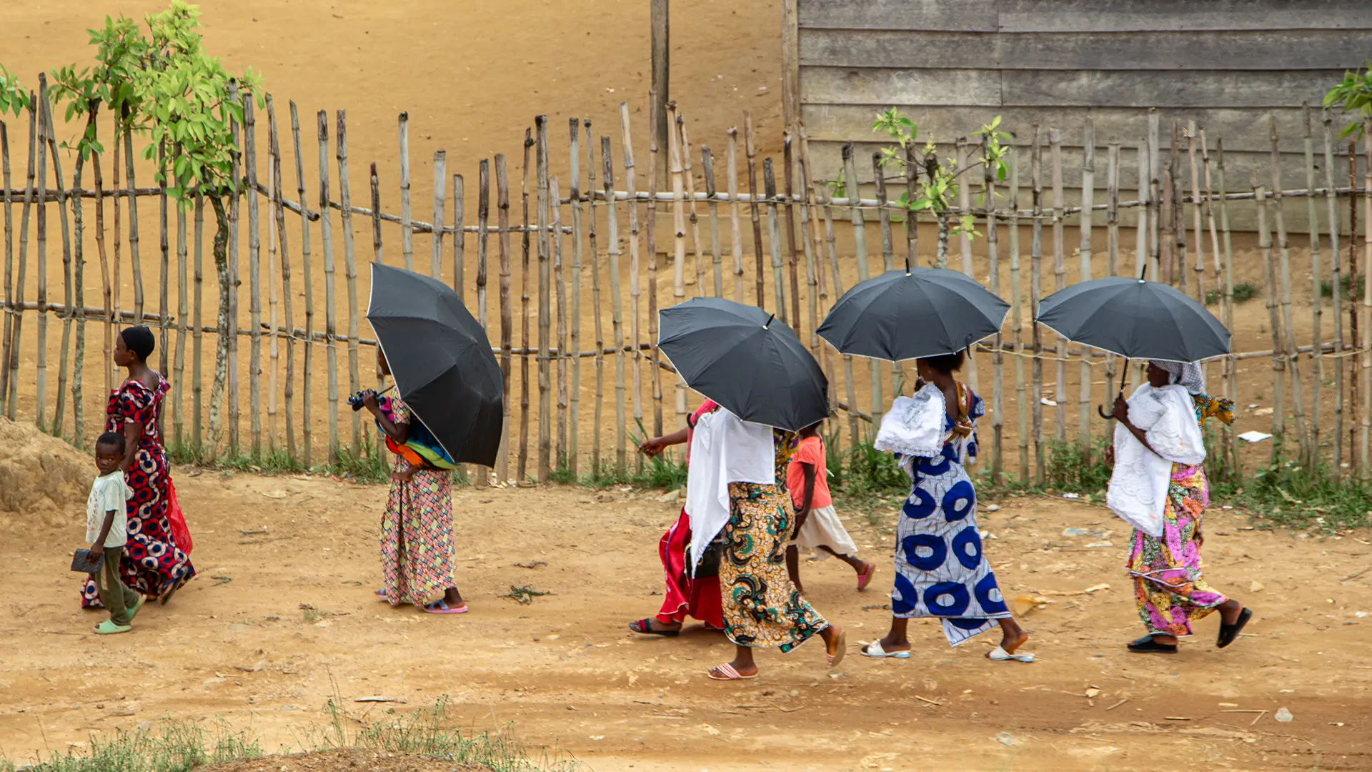 Mujeres y niños caminan hacia el hospital general de referencia de Walikale, en la provincia de Kivu del Norte, en el este de la República Democrática del Congo.