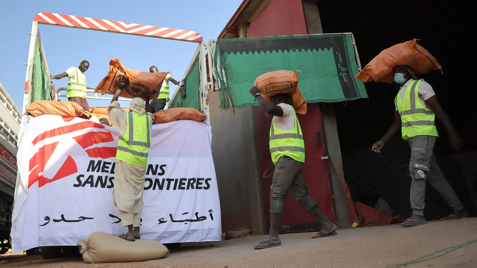 Personal cargando alimentos en un camión de MSF para trasladarlos al lugar de distribución de alimentos en Nyala, Darfur Sur.