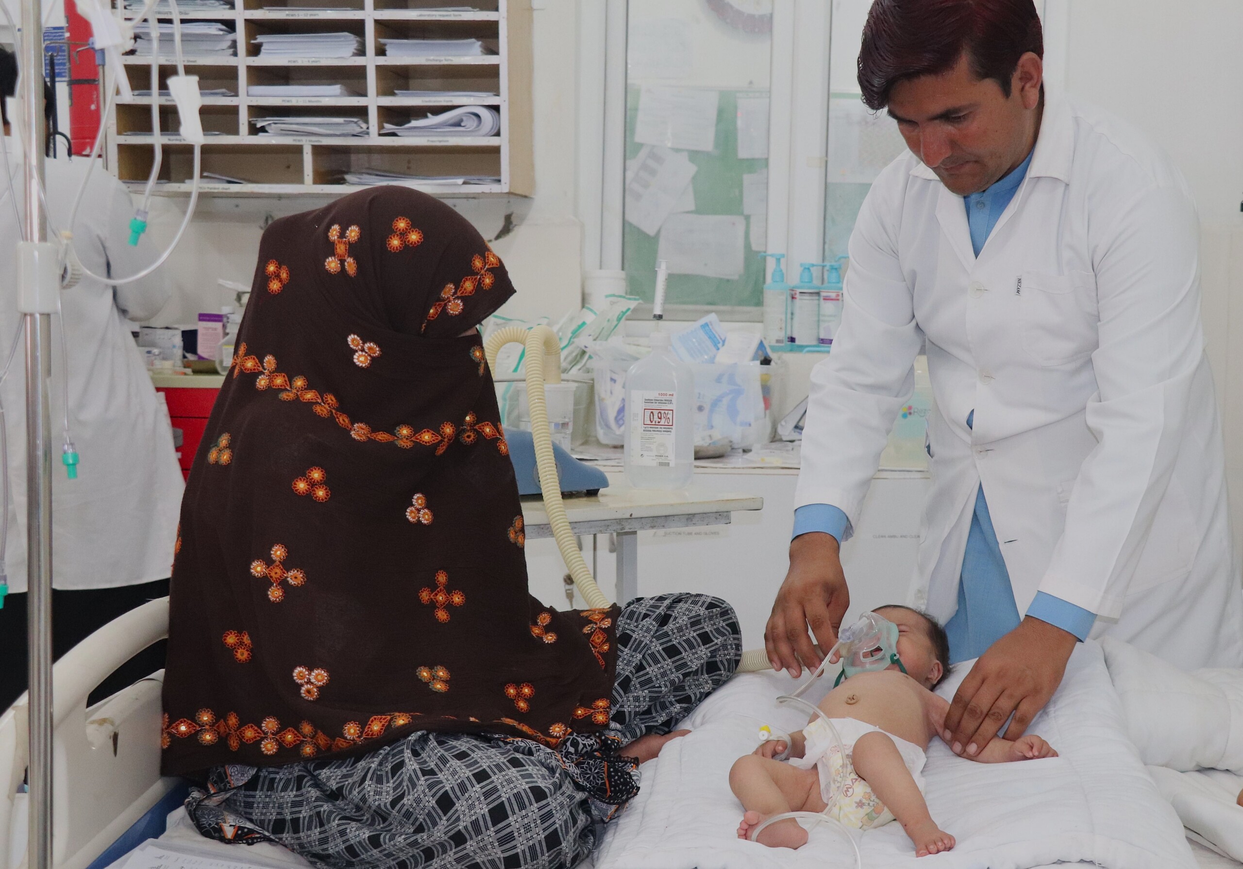 Un enfermero de MSF atendiendo a un paciente en el Hospital de Boost, Afganistán.