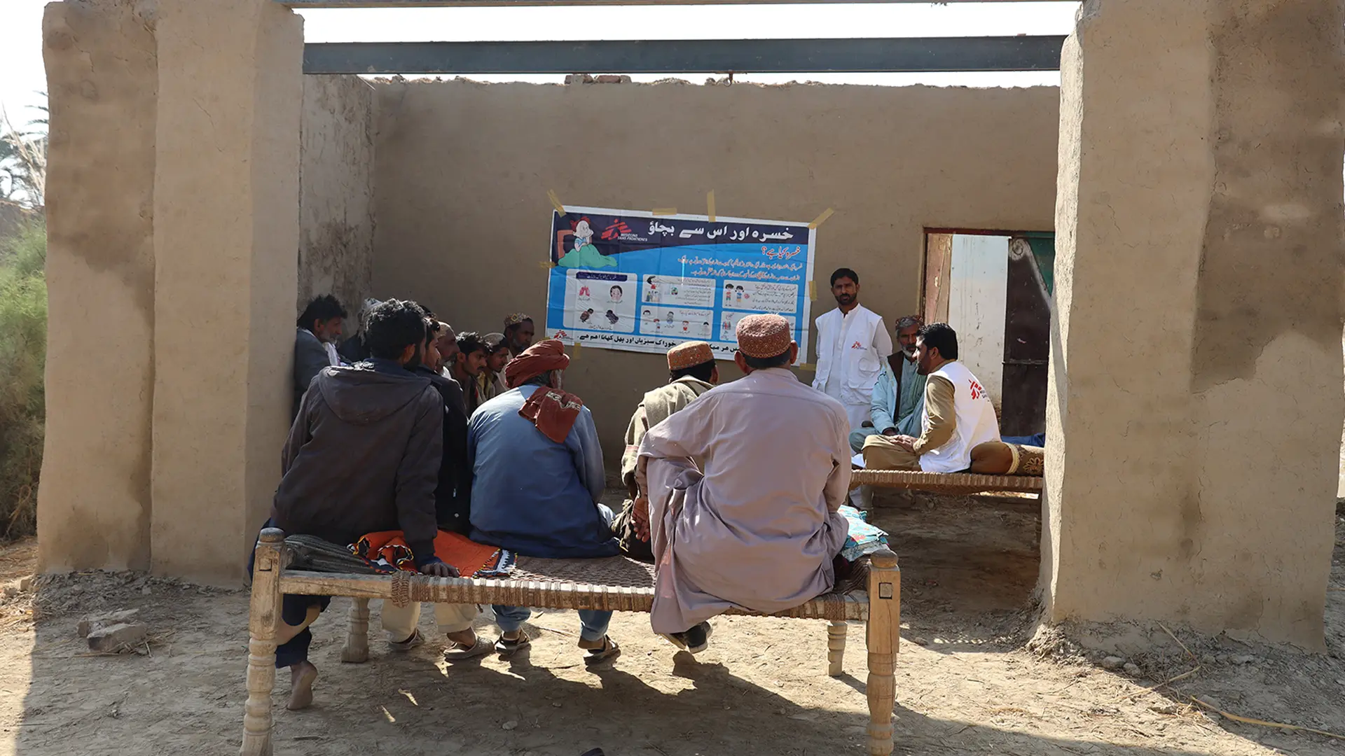 El equipo de promoción de la salud de MSF está llevando a cabo una sesión de promoción de la salud en la aldea de Raees Golam Mustafa Golla, en Dera Murad Jamali, a casi 40 km del centro de MSF.