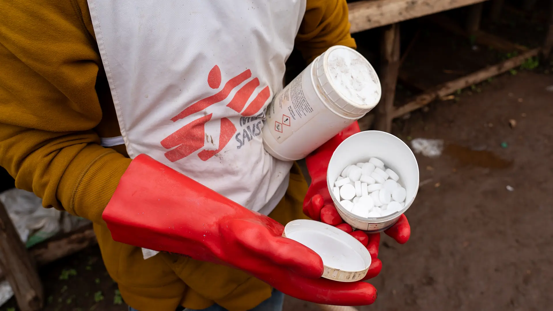 Personal de MSF muestra pastillas purificadoras utilizadas para generar un suministro de agua limpia para la población de Lomera, una ciudad minera en Kivu Sur que enfrenta un brote de cólera. RDC.