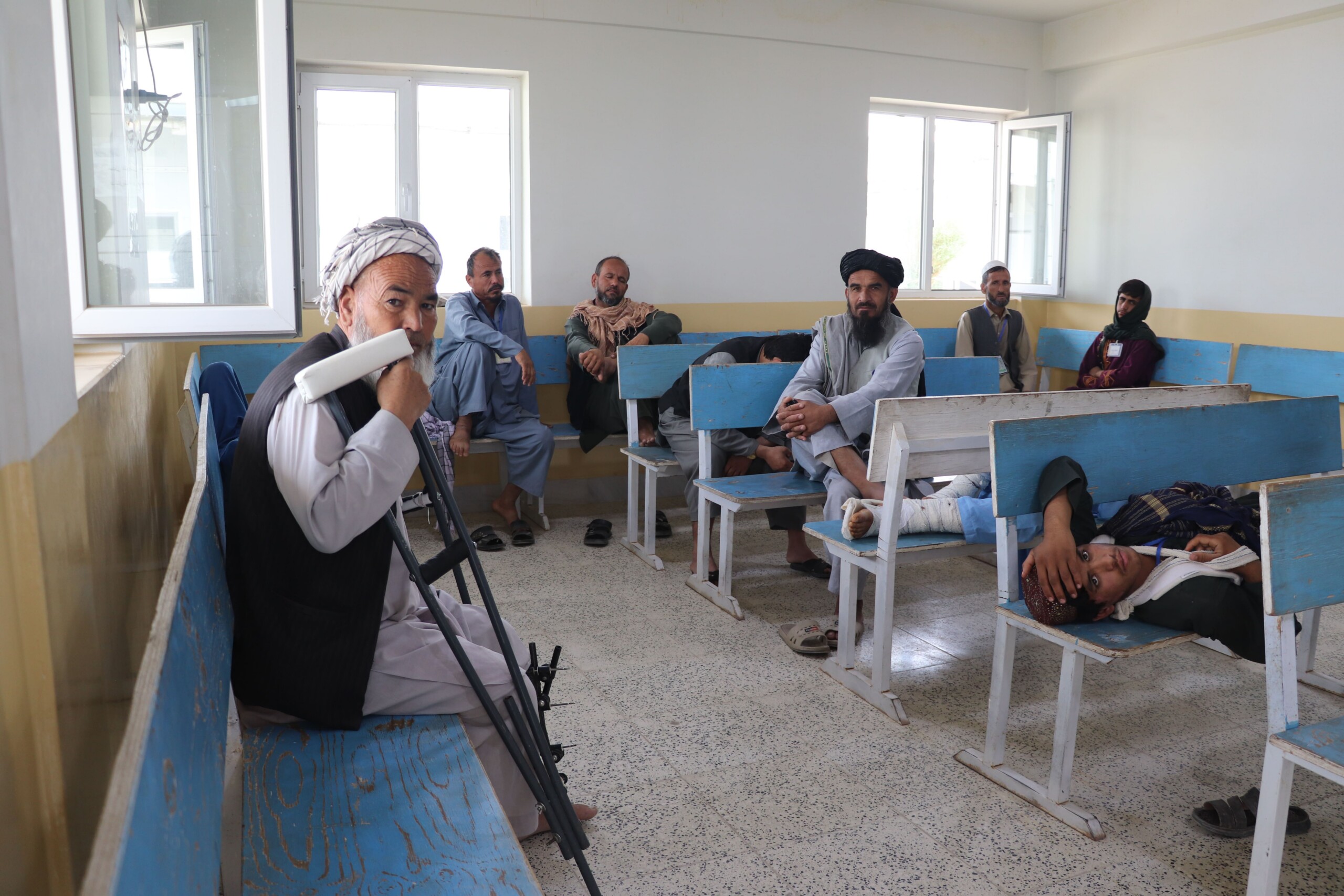 Pacientes esperando por su consulta en el centro de trauma de Kunduz.