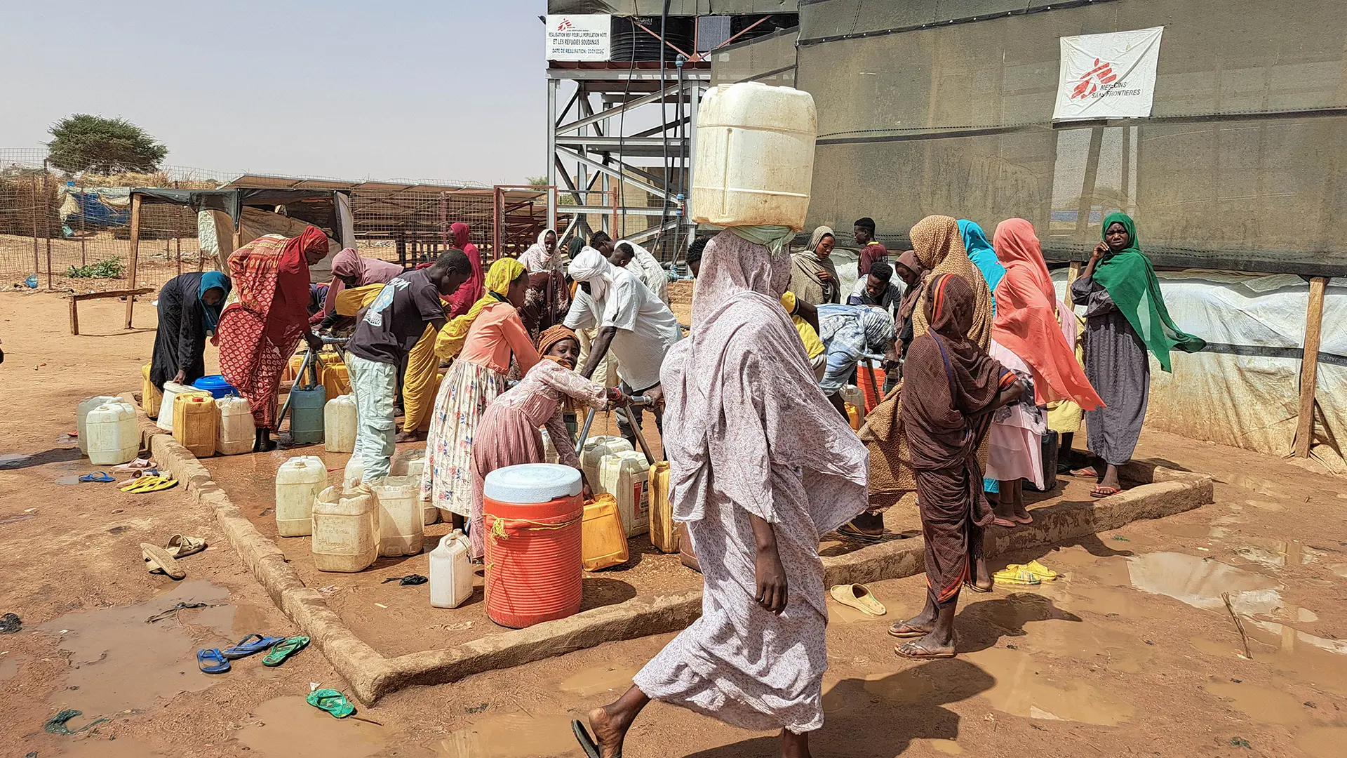 En el campo de tránsito de Adré, los sistemas de agua construidos por MSF produjeron 654 m³ de agua al día solo en mayo. Desde marzo de 2025, uno de los pozos extrae agua mediante una bomba solar y luego la distribuye en cinco puntos.
