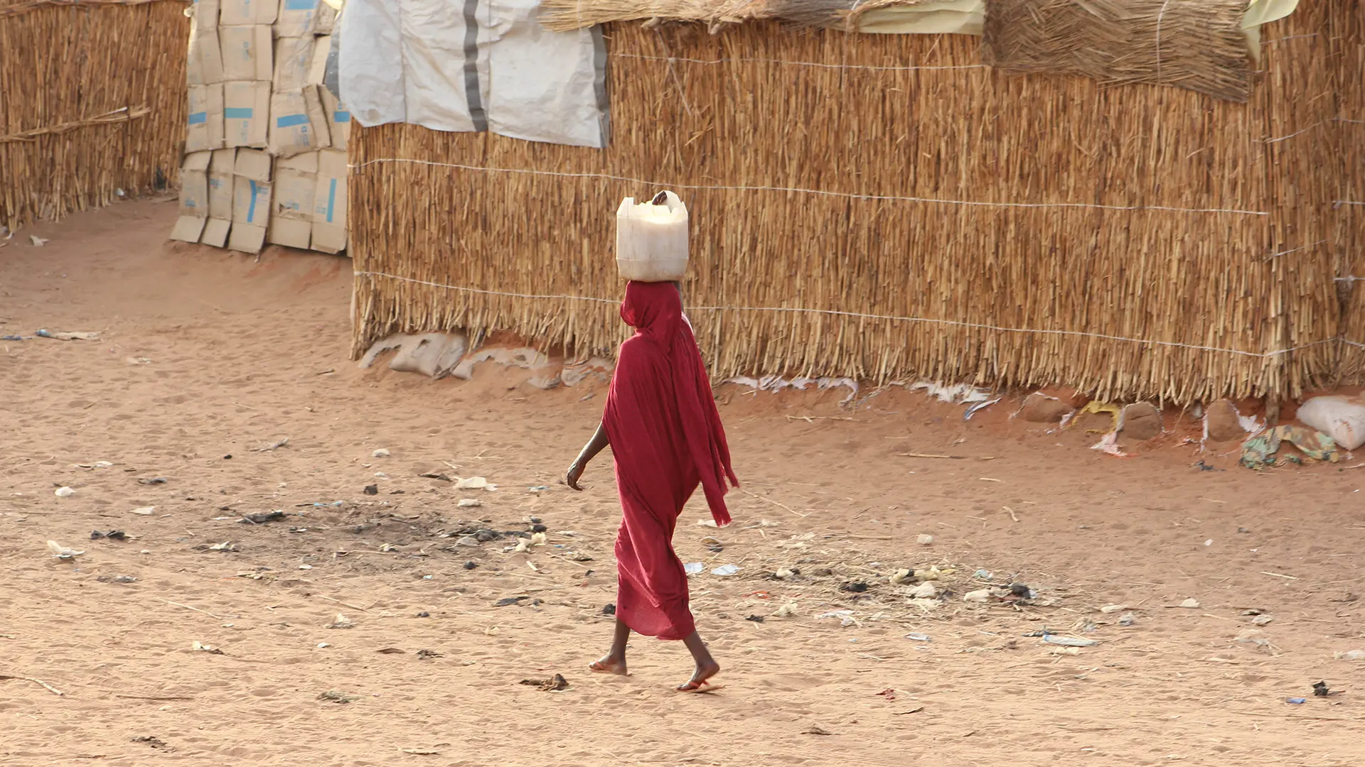 En el campo de tránsito de Adré, los sistemas de agua construidos por MSF, uno de los 10 pozos extrae agua mediante una bomba solar, que la distribuye a cinco puntos de distribución adicionales.