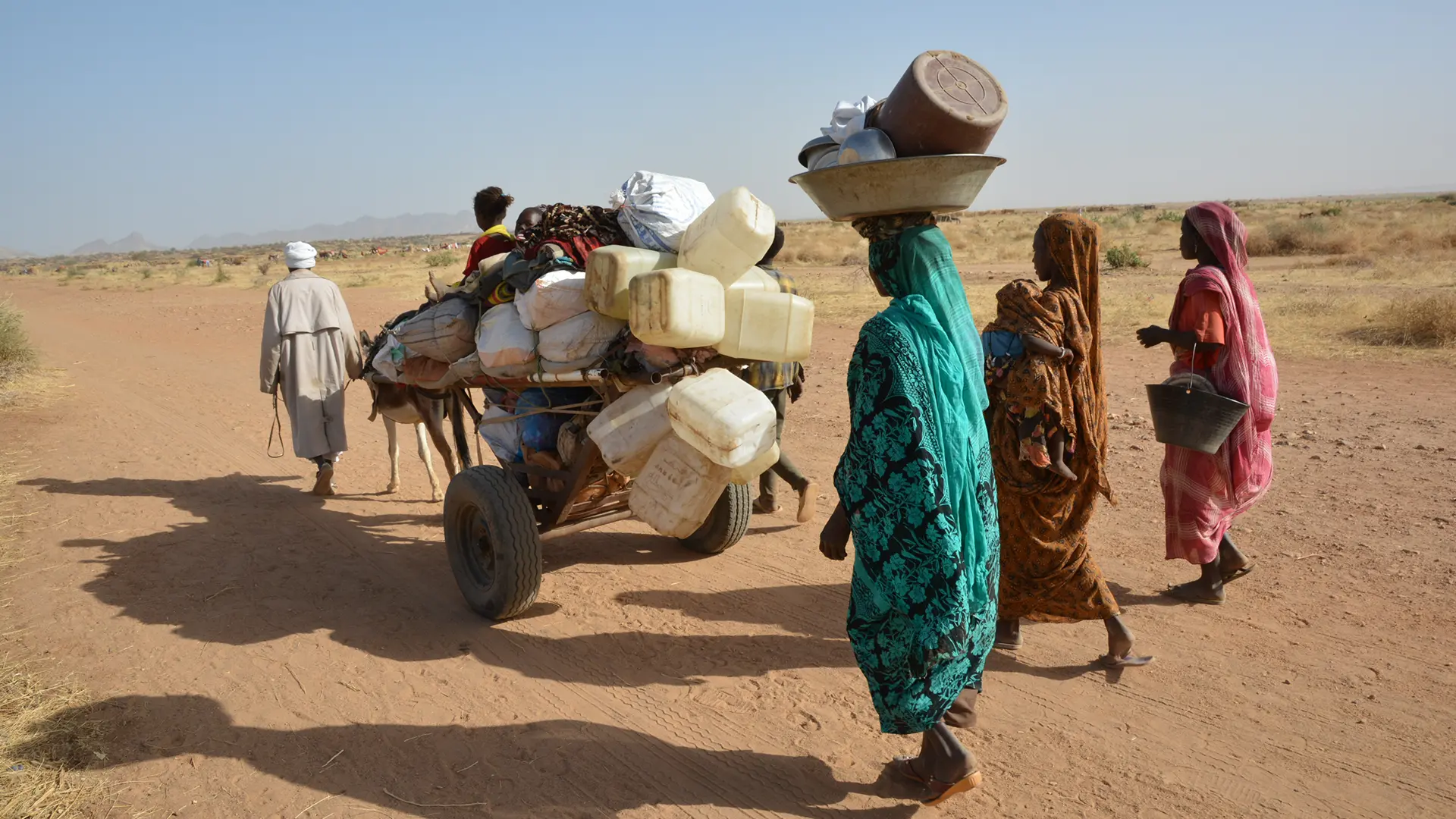 Personas desplazadas por los combates llegan a Tawila, Sudán, abril de 2025.