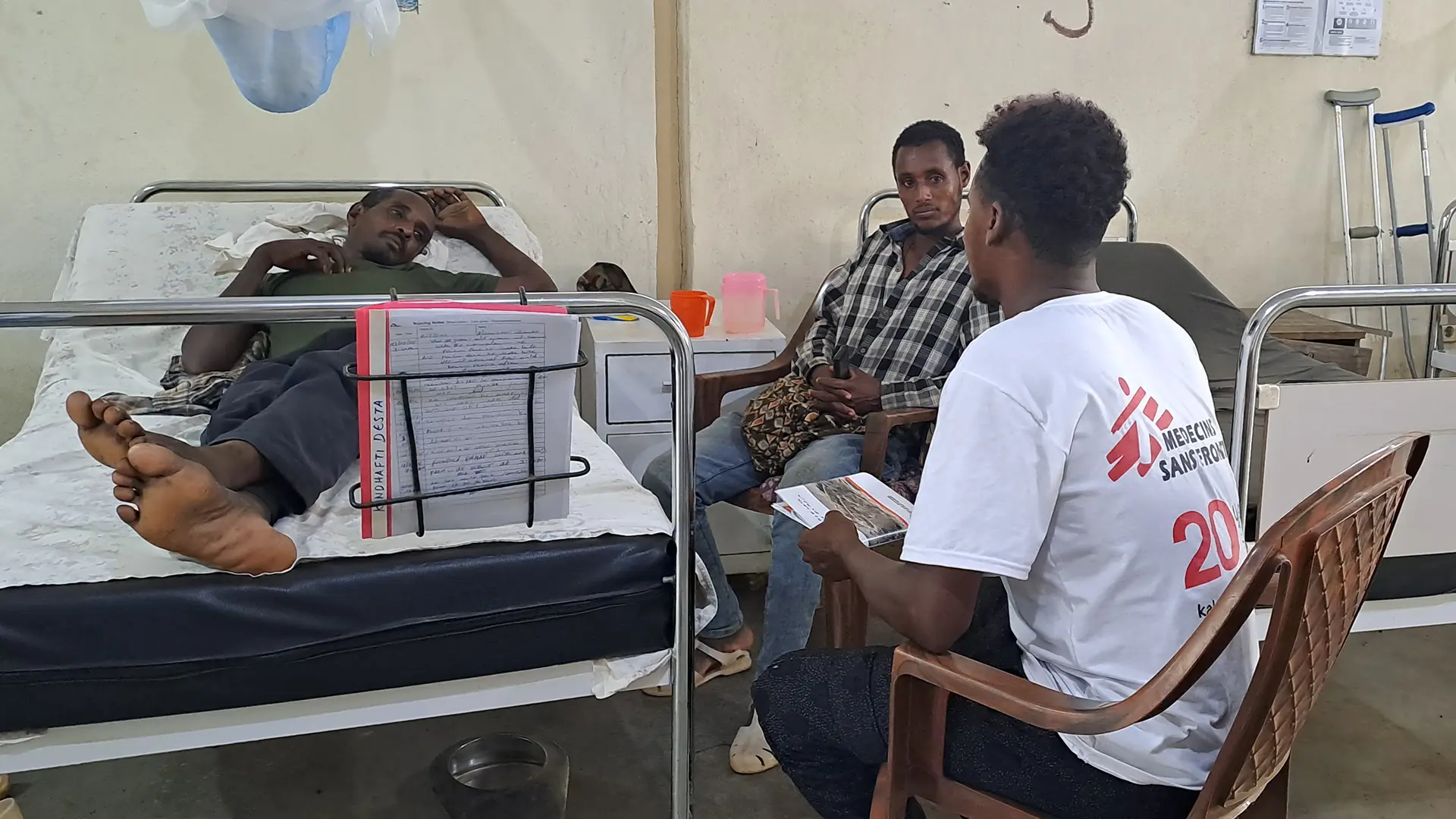 El equipo de promoción de la salud de MSF informa a un paciente de kala azar información vital sobre tratamiento, recuperación y prevención. Abdurafi, región de Amhara, Etiopía. Julio de 2025.