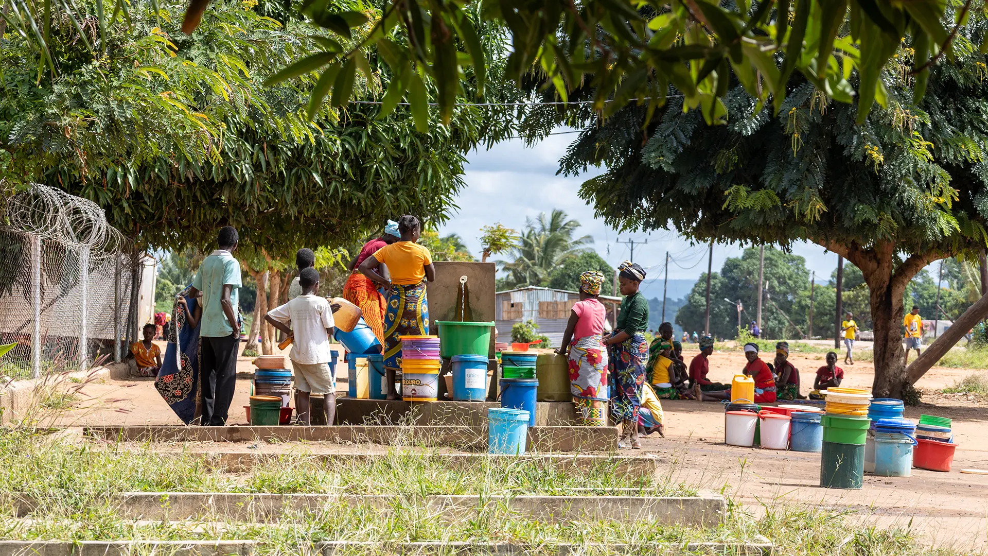 La ciudad de Macomia se ha convertido en refugio para miles de personas que huyen de la violencia en las zonas cercanas. En junio, las autoridades informaron de la llegada de 163 familias, principalmente de Chai y Meluco, tras los ataques a sus aldeas.