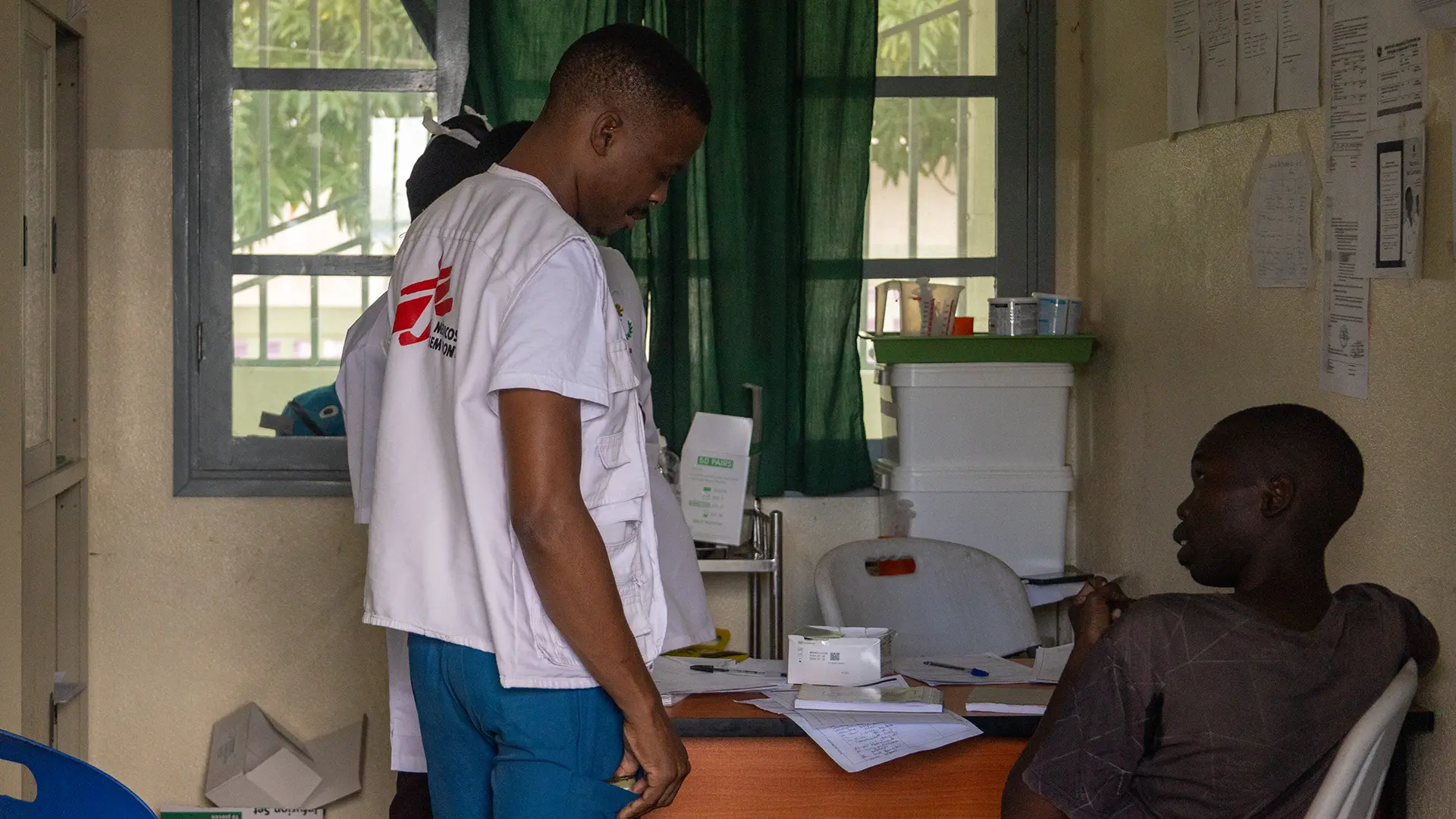 Tras un seguimiento atento del contexto, en abril de 2025 MSF comenzó a reanudar gradualmente el apoyo y a trabajar junto a los equipos del Ministerio de Salud para brindar atención muy necesaria en el único centro de salud funcional en la ciudad de Macomia.