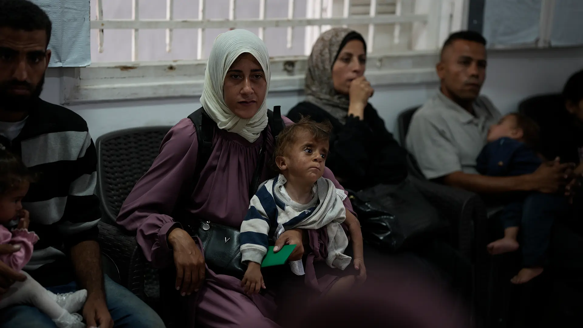 Una madre palestina, identificada como Donia Alouf, de 33 años, y su hijo Ahmed, de un año, fueron diagnosticados con desnutrición. Donia recibe atención médica en una clínica de Gaza en la ciudad de Gaza. Está embarazada de ocho meses y también padece desnutrición aguda.