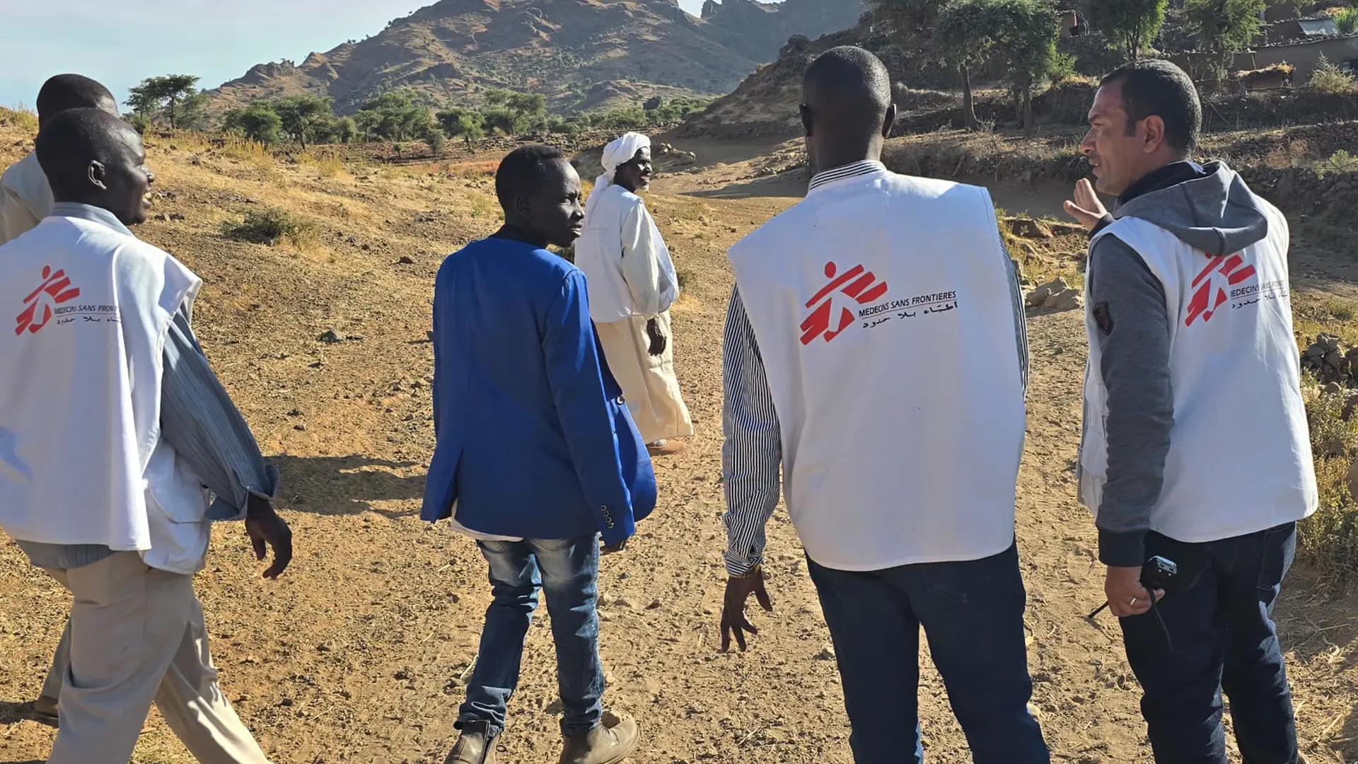 Mientras visitábamos las actividades en Umu, nos reunimos con los líderes de la comunidad. Nos llevaron a los alrededores de su pueblo para explicarnos la situación de aislamiento y las dificultades que enfrentaban.