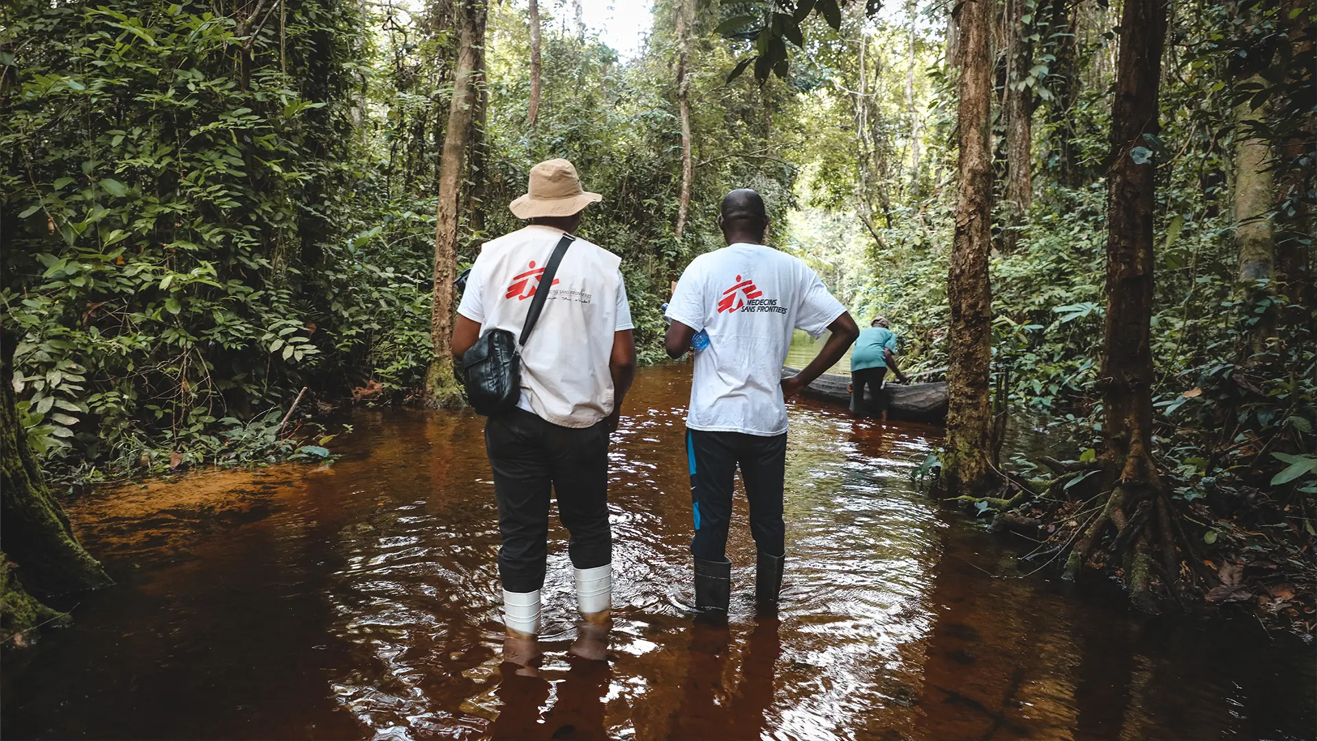 El personal de MSF conversa con el dueño de una canoa sobre cómo llegar al centro de salud de Bonzane, en el río Mongala. Acceder a estas zonas suele ser un verdadero desafío logístico debido a la falta de opciones de transporte viables. RDC.