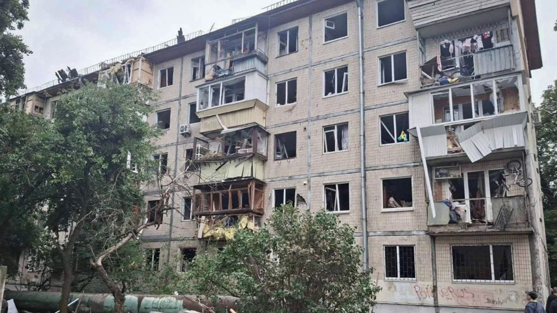 El aumento de los ataques aéreos amenaza vidas y la atención médica esencial en KievEdificios residenciales y automóviles dañados. © MSF