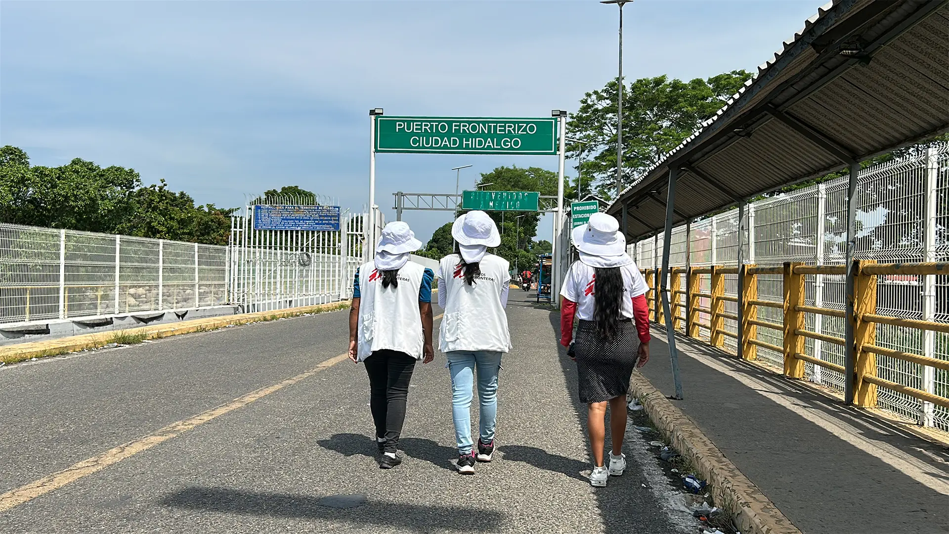 El personal de MSF realizó recorridos en el puente internacional Rodolfo Robles, que une Guatemala y México, para identificar a personas o familias necesitadas de servicios médico-humanitarios.