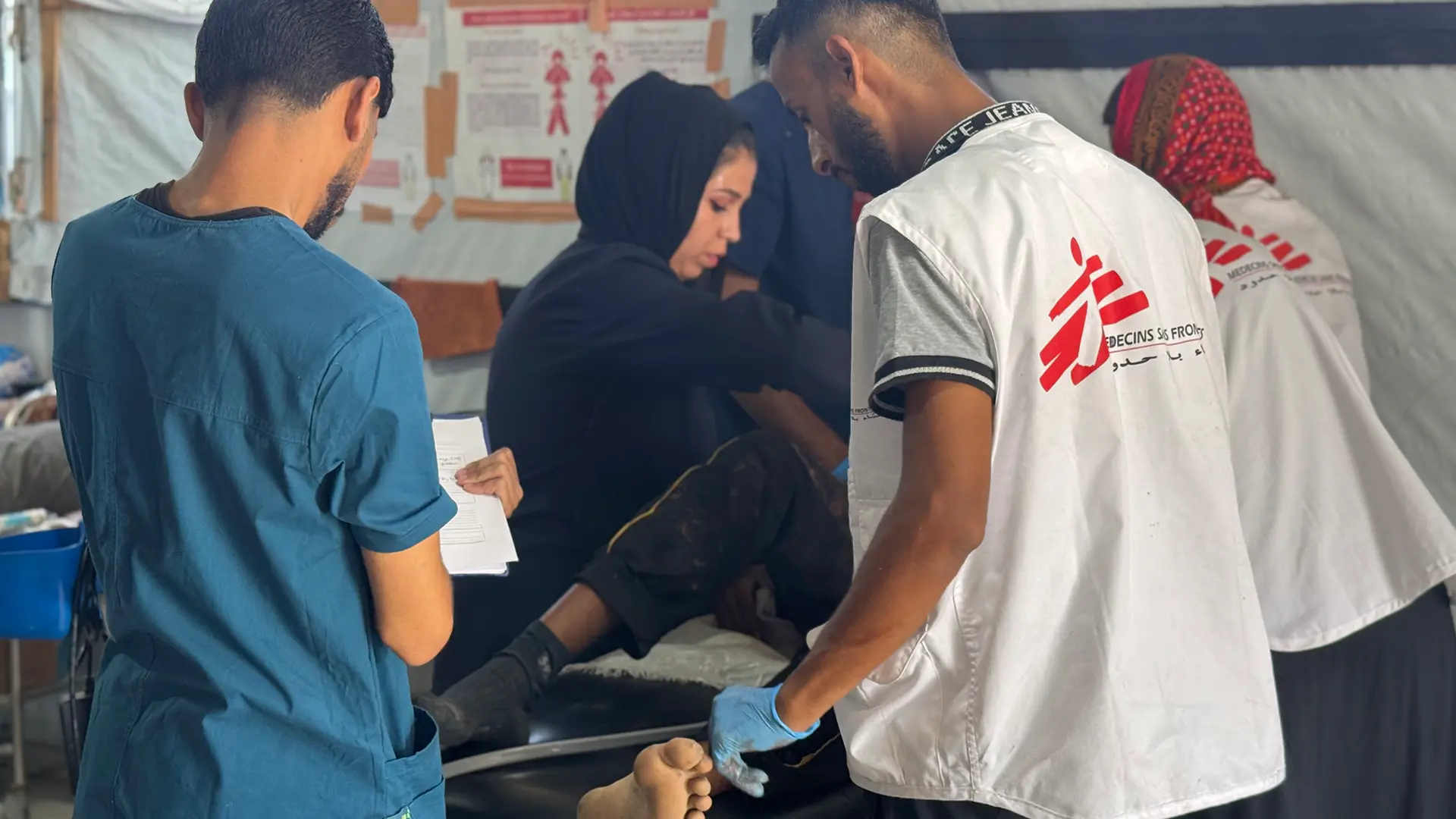 Víctimas de disparos en la clínica Al MawasiEn el sur de Gaza, nuestro equipo en la sala de emergencias del centro de atención primaria Al Mawasi se apresura a estabilizar a dos niños pequeños con heridas de bala sufridas en los puntos de distribución de ayuda estadounidense-israelí en Rafah.